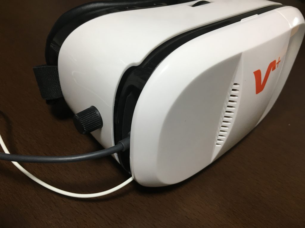 VOX PLUS 3DVRにイヤホンと充電ケーブルを接続